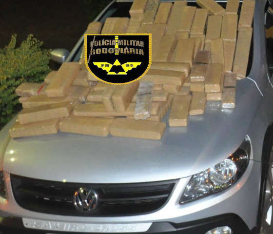  Dois homens s&atilde;o presos com 65 tabletes de maconha em ve&iacute;culo