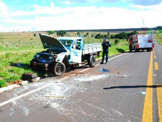 Tr&ecirc;s pessoas ficam feridas ap&oacute;s caminhonete capotar na rodovia MS-395