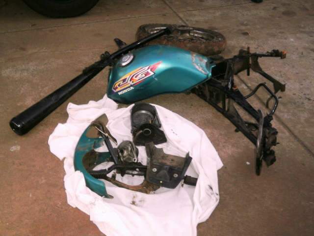  Pol&iacute;cia descobre desmanche de motocicletas no bairro Montevid&eacute;u