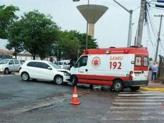 Ambulância do Samu colide com Gol após entrar na contramão ( Foto: Direto das ruas) 