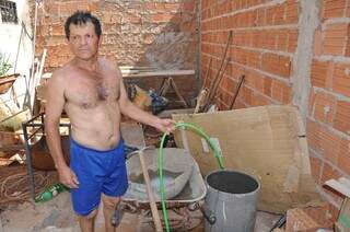 Antônio armazena água em tambor e às vezes sogro fica sem água (Foto: Marcelo Calazans)
