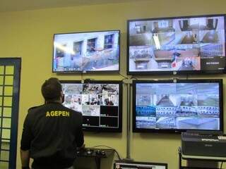 Sala de monitoramento das câmeras da PED; presos usaram cobertores para esconder assassinato (Foto: Divulgação)