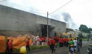 Incêndio começou nesta manhã e destruiu depósito da loja Queen Anne. (Foto: Portal del Guairá)