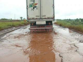 Motorista de caminhão também optou em passar a cratera entre Mundo Novo e Guaíra (Foto: Repórter News)