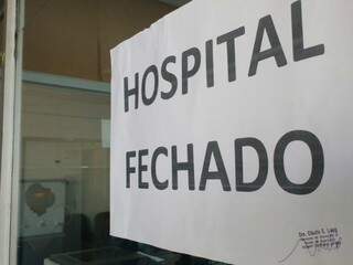 Placa na entrada do HU indica que o local está de portas fechadas (Foto: Alcides Neto/Arquivo)
