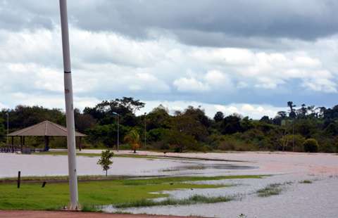 Em Fátima do Sul, casas voltam a ser inundadas por cheia em rio