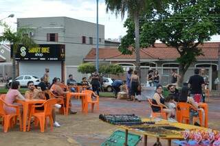 Os moradores sentaram nas cadeiras para curtir a programação do fim de semana (Foto: Alana Portela)