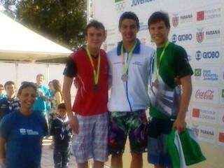 Nadador do MS, João Victor (centro da foto) já conquistou duas medalhas na competição. (Foto: Fundesporte)