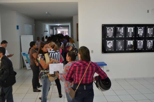 Fila para cadastro de reserva de professores &eacute; longa e exige paci&ecirc;ncia