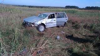 Veículo Gol, que era conduzido pela vítima as margens de rodovia após acidente (Foto: Assessoria/ PMRv)