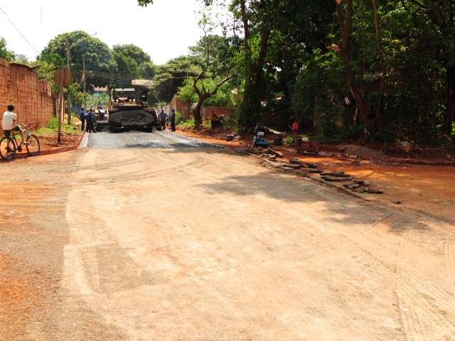Fechado buraco onde carro caiu no Aero Rancho durante temporal