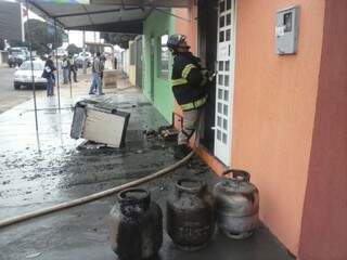 Incêndio foi provocado por ligação irregular de gás, diz capitão dos bombeiros