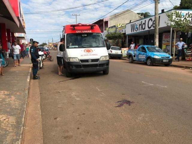 Idosa &eacute; socorrida em estado grave ao ser atropelada em rua sem sinaliza&ccedil;&atilde;o