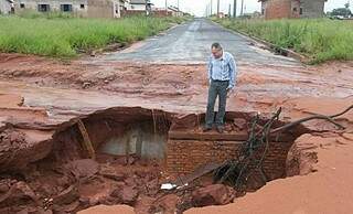 Prefeito de Ivinhema vistoria uma das áreas mais afetadas pelas chuvas (Foto:Divulgação)