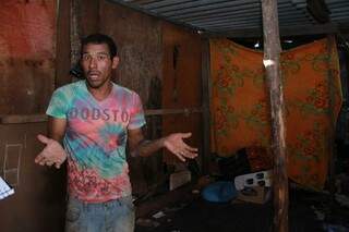 Rodrigo mostra como vivia antes, em barraco de lona (Foto: Marina Pacheco)
