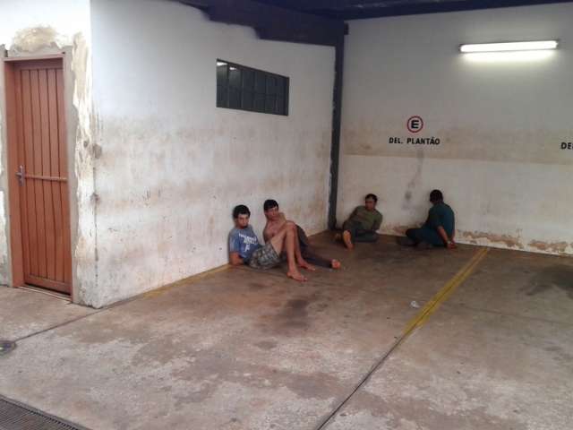 Pol&iacute;cia prende quatro por tr&aacute;fico e descobre ponto de distribui&ccedil;&atilde;o de drogas