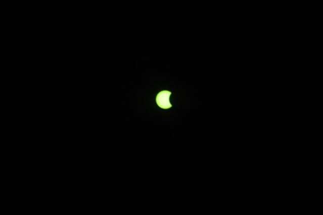 Todo mundo de olho no c&eacute;u;  manh&atilde; tem eclipse solar em Campo Grande