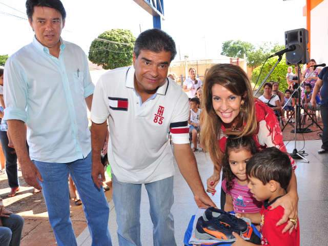  Prefeito segue com entrega de kits e prestigia Bloco do Fub&aacute;