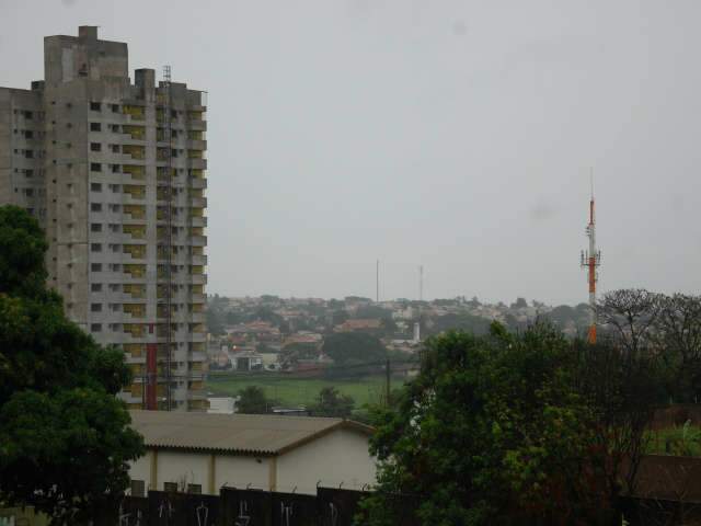  Domingo ser&aacute; de chuva e possibilidade de temporais no Estado