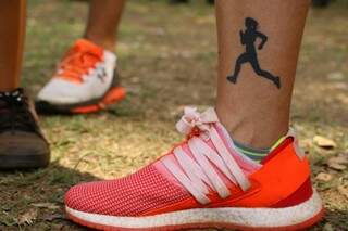 Tatuagem na perna revela a paixão de Eliane pela corrida, que ela pratica há 2 anos. (Foto: André Bittar)