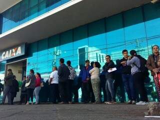 Fila de trabalhadores em frente à agência da Caixa,
na Capital, para sacar recurso do FGTS (Foto: Ricardo Campos/Arquivo)