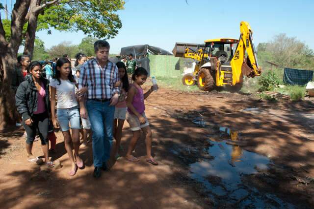  Prefeito promete assist&ecirc;ncia a acampados em bairro de Dourados