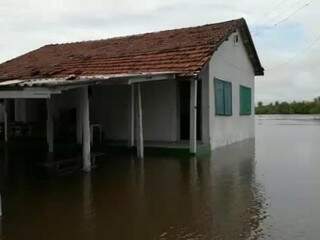 Uma das casas alagadas ontem (18) pelo rio Apa (Foto: Arquivo/ Divulgação)