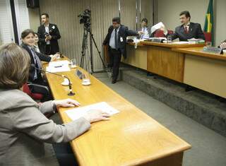 A deputada Marisa, de costas, durante sabatina: sem pressão dos deputados. (Foto: Marcelo Victor)