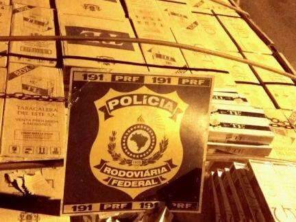 Caminhoneiro &eacute; preso transportando 350 mil ma&ccedil;os de cigarros 