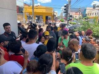 Em dezembro de 2018, Marília surpreendeu os fãs no Centro da cidade fazendo panfletagem do seu show. (Foto: Ricardo Gael)