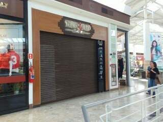 Operação fechou loja New Old, no shopping Campo Grande. (Foto: Adriano Fernandes)