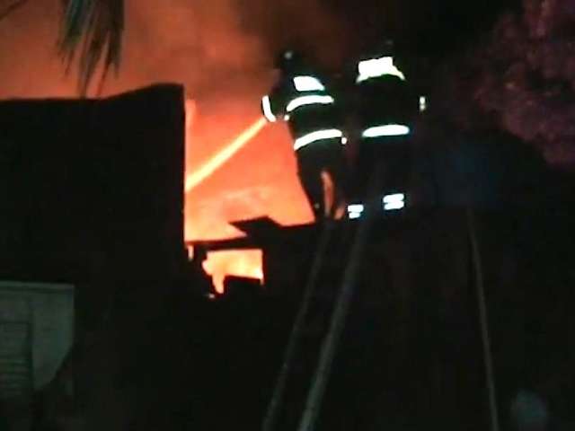 Inc&ecirc;ndio destr&oacute;i resid&ecirc;ncia de madeira durante a madrugada