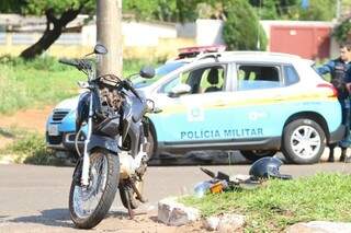 Motocicleta ficou com a frente danificado (Foto: Mirian Machado) 
