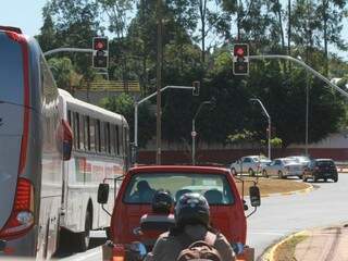 Veículos trafegam na avenida Gury Marques (sentido centro), já com os semáforos funcionando. (Foto: Diogo Gonçalves/PMCG).