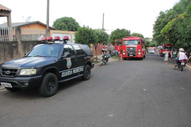 Dupla queima colch&atilde;o durante briga e incomoda vizinhos no Estrela Dalva