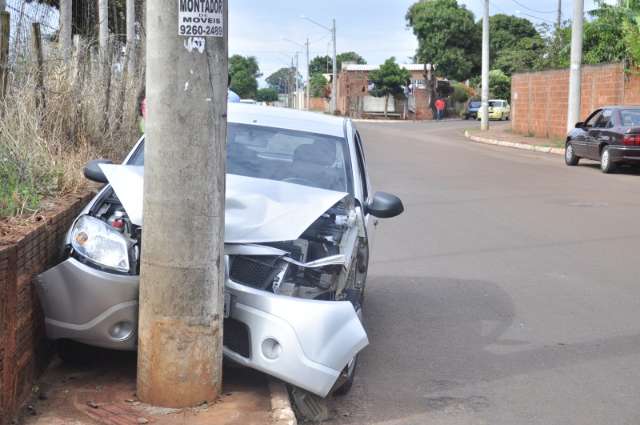 Mulher perde controle e colide carro contra poste no jardim Imperial 