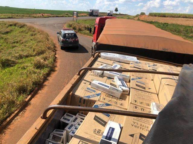Carreta bitrem transportava quase 50 mil pacotes de cigarro paraguaio
