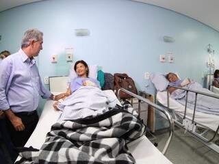 Reinaldo durante visita a pacientes do hospital de cirurgias, que funcionou por menos de um ano (Foto: Divulgação)