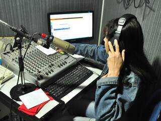 Rádio completa 8 anos, levando informação comunitária da Moreninhas e também conquistando ouvintes do mundo inteiro. 
