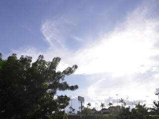Céu com alguns nuvens na tarde desta segunda-feira, em Campo Grande. (Foto: Kísie Ainoã).