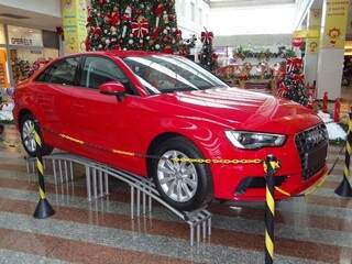 O Audi A3 sedan vermelho que o shopping de Dourados vai sortear entre os clientes (Foto: Divulgação)