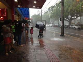 Consumidores foram pegos de surpresa com a chuva que começou às 11h desta sexta-feira (23). (Foto: Elci Holsback)