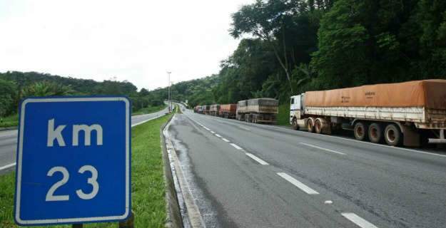  Cerca de 2  mil caminhoneiros do Estado est&atilde;o parados no Porto de Paranagu&aacute;