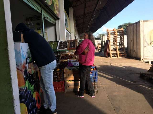 Greve esvazia Ceasa e acaba com estoque de laranja e batata