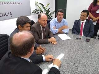 Secretário estadual de Governo, Eduardo Riedel, ao lado dos deputados Junior Mochi (MDB), Rinaldo Modesto (PSDB), Enelvo Feline (PSDB) e Amarildo Cruz (PT), do seu lado esquerdo. (Foto: Leonardo Rocha)