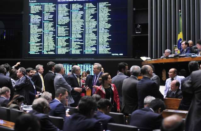 C&acirc;mara aprova projeto da d&iacute;vida dos estado, mas ainda analisa detalhes hoje