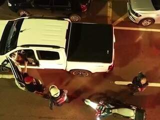 Policiais durante abordagem a motorista bêbado na Avenida Afonso Pena (Foto: reprodução/vídeo) 