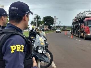 Policiais rodoviários federais em fiscalização em rodovia de MS (Foto: Divulgação/ PRF)