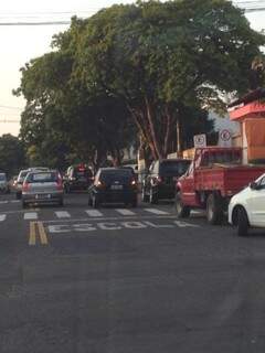 Veículos parados obstrui a passagem de outros veículos.