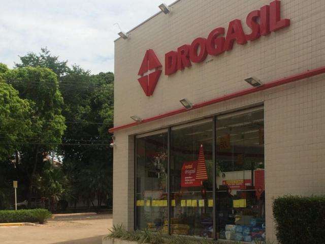Bandidos arrombam farm&aacute;cia, tentam abrir cofre, mas fogem sem levar nada